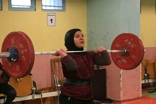 حرکت عجیب و جالب دختر وزنه بردار ایرانی بخاطر اضافه وزنش!