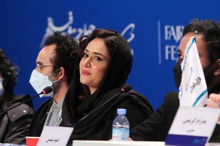 کوتاه کردن موی خانم بازیگر به عشق فرهاد مجیدی