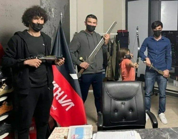 تصویر 3 خارجی پرسپولیس با سلاح های سرد