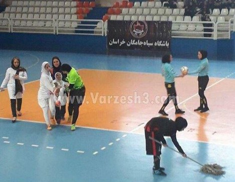 2 اتفاق عجیب در یک عکس در فوتسال بانوان 2 اتفاق عجیب در یک عکس در فوتسال بانوان
