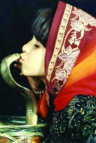 فائزه در کودکی در حال بوسیدن مار فائزه در کودکی در حال بوسیدن مار