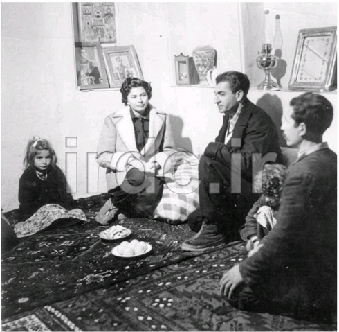 شاه و ثریا در منزل یک پیرمرد روستایی شاه و ثریا در منزل یک پیرمرد روستایی