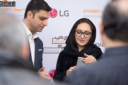 حضور نیکی کریمی در کنار مردم در نمایشگاه عکاسی اش