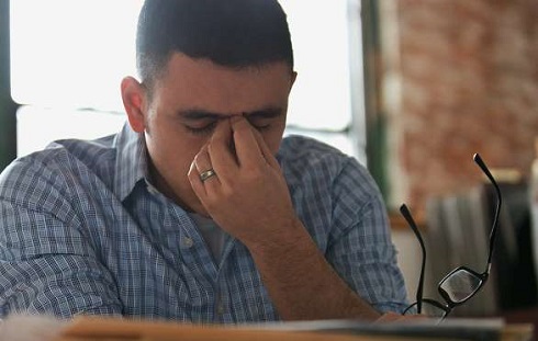 5. علائم آپنه خواب : صبحتان با یک سردرد نبض دار آغاز می شود 5. علائم آپنه خواب : صبحتان با یک سردرد نبض دار آغاز می شود