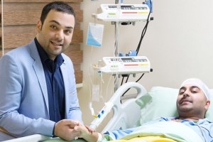 عیادت احسان علیخانی از خواننده مبتلا به سرطان