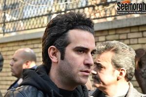 تشییع پیکر دنیا فنی زاده: هوتن شکیبا صداپیشه دیبی در کلاه قرمزی در آغوش ایرج طهماسب