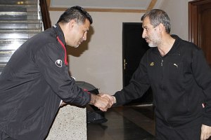 علی دایی صورت محمد مایلی کهن را بوسید! عکس