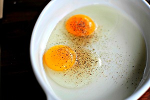 خوردن تخم مرغ نیمرو با فلفل سیاه در وعده صبحانه و خواص غافلگیرکننده اش!!