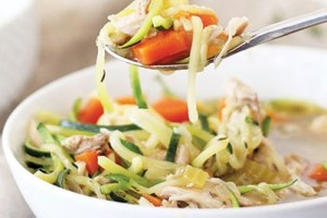 سوپ رژیمی خوش طعمی با مرغ و کدو درست کنید