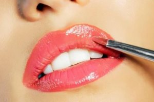 با یک آرایش حرفه ای لب های تان را برجسته و زیبا کنید