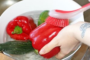 سبزیجات تابستانی را با این محلول خانگی ضدعفونی کنید!!!