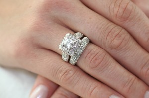 حلقه نگین دار ازدواج را چگونه تمیز کنیم؟