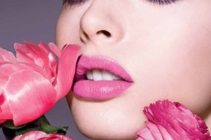 آرایش لب : ماندگاری رژ لب را چگونه بیشتر کنیم؟