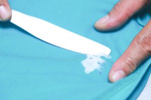 موم شمع را از روی سطوح مختلف چگونه پاک کنیم؟