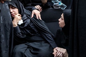 گریه سوزناک عراقچی در تشییع جان باخته منا +عکس