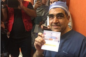  وزیر بهداشت با لباس جراحی رأی داد