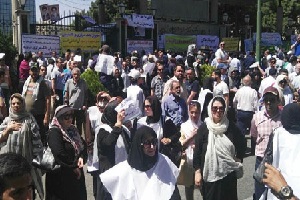 کاسپینی‌ها مقابل بانک مرکزی کفن پوش شدند