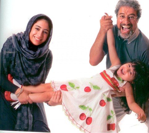 علیرضا خمسه در کنار دخترانش