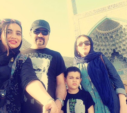 مهراب قاسمخانی در کنار خانواده