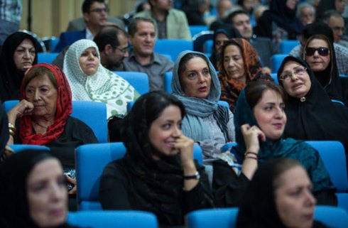 منیژه حکمت در ضیافت افطار حسن روحانی