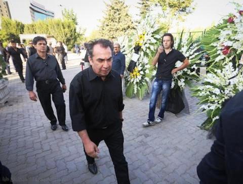 سیامک انصاری در مراسم فوت پدرش