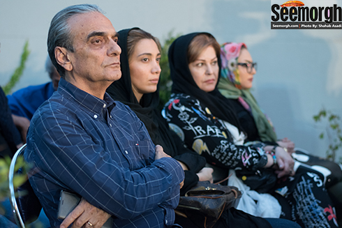 اکرم محمدی در کنار نیکی مظفری و همایون ارشادی
