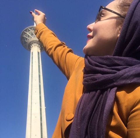 عکس آرام جعفری در کنار برج میلاد