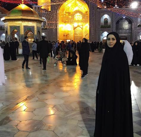 عکس حدیث فولادوند با چادر در حرم امام رضا (ع)