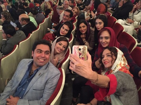 سلفی گرفتن بازیگران در جشن حافظ