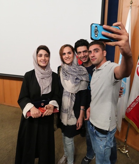 سلفی گرفتن مینا ساداتی با دانشجویان سلفی گرفتن مینا ساداتی با دانشجویان