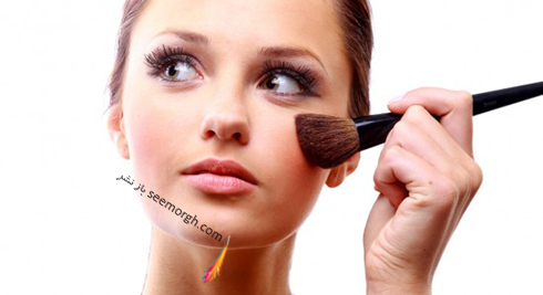 برای جوان تر به نظر رسیدن رژ گونه بزنید