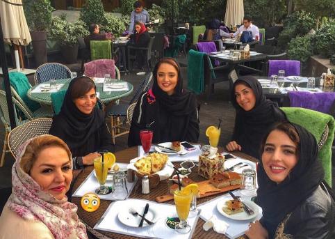 نرگس محمدی به همراه مادر و خواهرش نرگس محمدی به همراه مادر و خواهرش