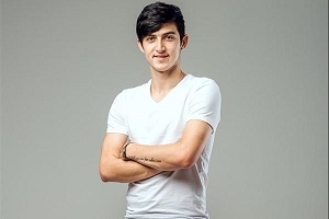عکس‌های منشوری سردار آزمون با دختران روسی!