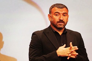 انصاریان بر سر مزار مرحوم اولادی حاضر شد
