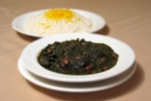  خورش قورمه سبزی یکی از خوشمزه ترین غذاهای ایرانی است که می توانید با دستور زیر آن را بدون گوشت درست کنید