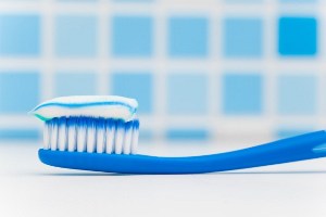 دندان های خود را به صورت افقی مسواک بزنیم یا عمودی؟