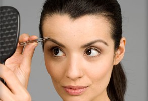 کاشت ابرو و مژه، درست یا غلط؟