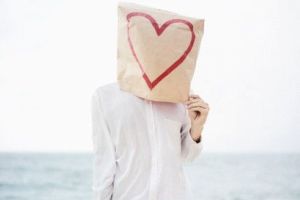 چه چیزهایی باعث می شود مردها عاشق شوند؟